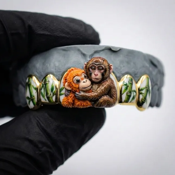 Вдарте покинуту макаку та її милого ведмедика, увічненого на золотій решітці 7 Вдарте покинуту макаку та її милого ведмедика, увічненого на золотій решітці 5