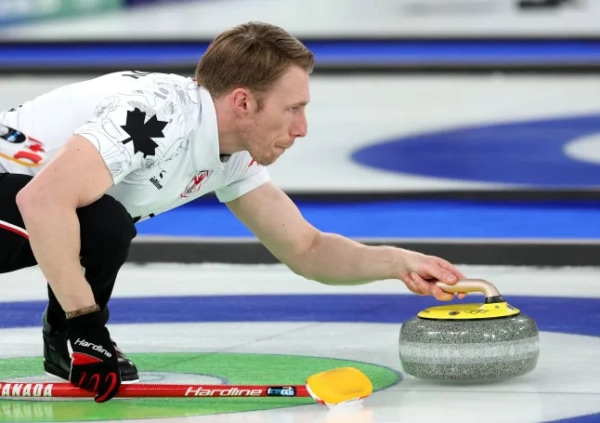 КОРТІНА-Д'АМПЕЦЦО, ІТАЛІЯ – 16 ЛЮТОГО: Марк Кеннеді збірної Канади змагається під час матчу за круговою системою серед чоловіків між збірними Чехії та Канади на десятий день Зимових Олімпійських ігор 2026 року в Мілані на стадіоні з керлінгу Cortina, 16 лютого 2026 року, Кортіна-д'Ампеццо, Італія. (Фото Езри Шоу/Getty Images)