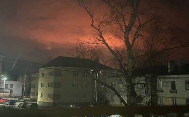 У Кстово, Росія, палає нафтопереробний завод внаслідок дронової атаки — відеоматеріал 2