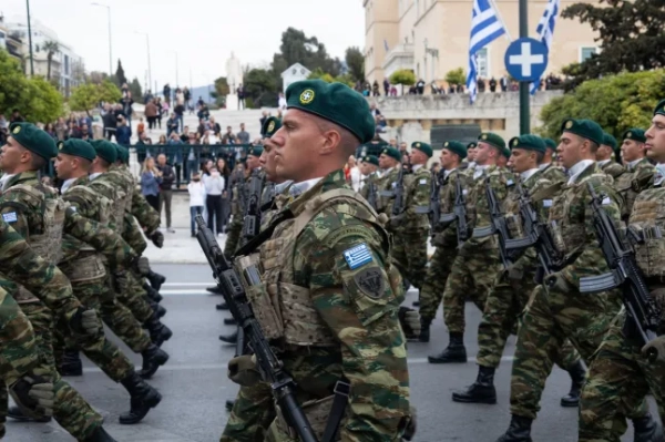 Які країни вже повернули військову повинність? 9 Члени сил командос проходять парад перед грецьким парламентом під час Дня незалежності Греції в Афінах, Греція, 25 березня. (Фото Софії Потсі/NurPhoto via Getty Images)