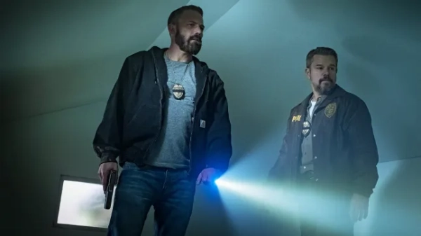 Бен Аффлек у ролі сержанта-детектива Джей Д. Бірна світить ліхтариком, а Метт Деймон у ролі лейтенанта Дейна Дюмарса стоїть поруч із ним у фільмі «Розрив».