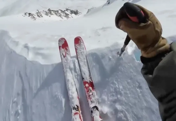 Момент, коли британського лижника змило 400-метровою лавиною. Фото: Instagram/daniel_matthews12