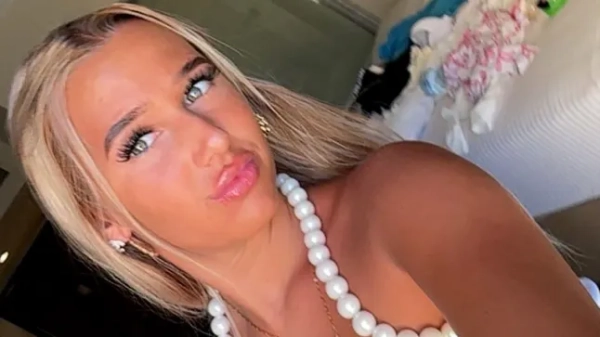 Злодії вкрали картин на 8 мільйонів фунтів стерлінгів лише за три хвилини 8 16-річну дівчину, знайдену на вулиці в Лідсі, місцеві жителі назвали ім'ям, оскільки поліція розпочала розслідування вбивства. 16-річну дівчину, яку знайшли з серйозними травмами на вулиці в Осторпі, Лідс, і яка невдовзі померла, місцеві жителі назвали Хлоєю Вотсон. Фото: без посилання на Facebook. Посилання на колекцію: https://www.facebook.com/profile.php?id=100089256050580 https://www.facebook.com/photo?fbid=931495259842102&set=a.108239912167645