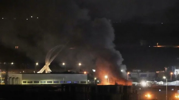 Дим піднімається після вибуху в аеропорту Ербіля, Ірак, пізно в середу, 11 березня 2026 року. (AP Photo/Leo Correa)