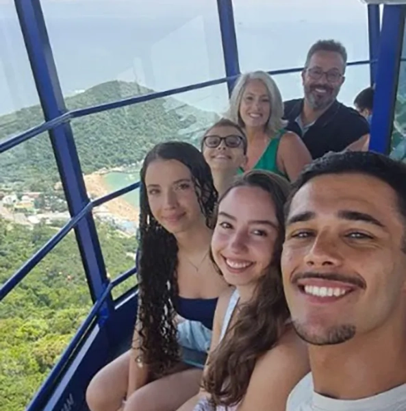 Перелякані туристи зависли на висоті 60 метрів у повітрі після несправності атракціону. 4