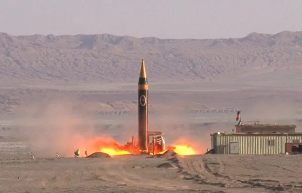 ТЕГЕРАН, ІРАН - 7 ТРАВНЯ: (----ЛИШЕ ДЛЯ РЕДАКЦІЙНОГО ВИКОРИСТАННЯ - ОБОВ'ЯЗКОВЕ ВКАЗІВКА - «МІНІСТЕРСТВО ОБОРОНИ ІРАНУ / РОЗДАТКОВИЙ МАТЕРІАЛ» - БЕЗ МАРКЕТИНГУ, БЕЗ РЕКЛАМНИХ КАМПАНІЙ - РОЗПОВСЮДЖУЄТЬСЯ ЯК ПОСЛУГА КЛІЄНТАМ----) Іранська балістична ракета середньої дальності під назвою «Хайбер» («Хюрремшехр-4») під час випробувального запуску в рамках рекламної програми, організованої за участю високопоставлених військових чиновників у Тегерані, Іран, 7 травня 2023 року. Рідиннопаливна балістична ракета «Хайбер» з дальністю польоту 2 тисячі кілометрів може нести 1500 кілограмів боєголовок. (Фото Міністерства оборони Ірану / Hanodut/Anadolu Agency через Getty Images)