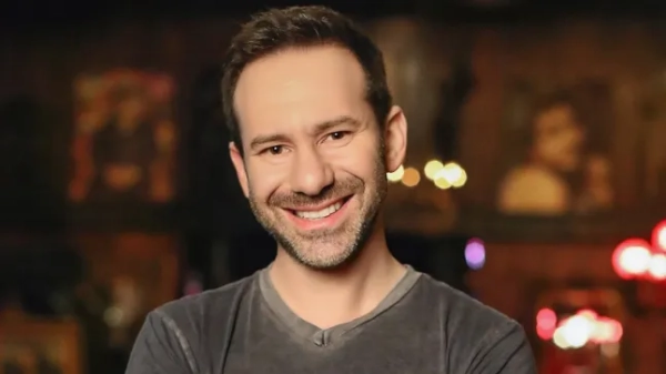 На фото: Леонід Радвінський, мажоритарний власник OnlyFans, посміхається на фотографії.