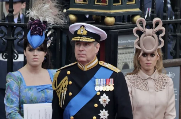 ФАЙЛ - На цьому архівному фото від п'ятниці, 29 квітня 2011 року, британський принц Ендрю (у центрі) та його доньки, британська принцеса Євгенія (ліворуч) та принцеса Беатріс, залишають Вестмінстерське абатство на королівському весіллі принца Вільяма та Кетрін Міддлтон, яка стане герцогинею Кембриджською, у Лондоні. Принц Ендрю заявив у середу, 20 листопада 2019 року, що він відходить від державних обов'язків з дозволу королеви, заявивши, що нещодавні розкриття інформації про його зв'язок із покійним засудженим сексуальним злочинцем Джеффрі Епштейном стали 