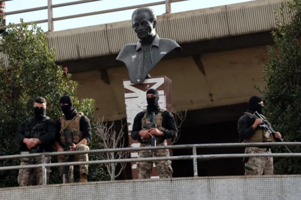 Хто така "Хезболла" і чому вони втягнуті в конфлікт між Ізраїлем і ХАМАС? 8 epa12704546 Солдати ліванської армії стоять на варті під час протесту прихильників