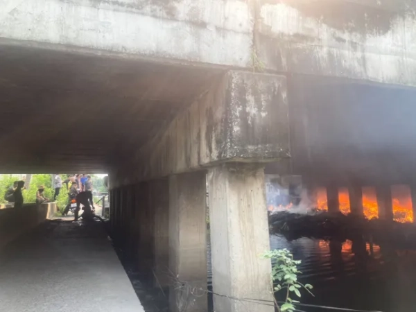 Троє юнаків-демонів нібито підпалили бездомного чоловіка за перегляди в соціальних мережах. Повідомляється, що 19 січня підлітки облили 51-річного Карна пальним, коли він спав під мостом у Бангкоку, Таїланд. Потім вони підпалили легкозаймисту рідину, що спричинило пожежу, яка охопила всю територію. На записах з камер відеоспостереження видно, як один хлопець записав жорстокий «витівку» на свій мобільний телефон, перш ніж усі троє втекли з місця події на чорно-червоному мотоциклі, оскільки пожежа розгоралася. Поліція прибула на місце події, де знайшла Карна з важкими пораненнями, але живим. У вогні також були пошкоджені водопровідна труба та частина мосту. ПАКЕТ: Відео, фотографії, текст
