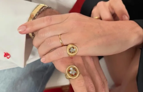 Таємні значення костюмів Марго Роббі з фільму "Грозовий перевал", зокрема сукні, зробленої з її волосся 10