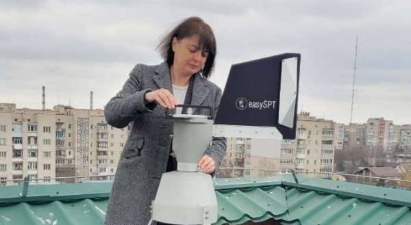 Вікторія Родінкова - на станції моніторингу алергенів у повітрі, що знаходиться на даху Вінницького національного медуніверситету.