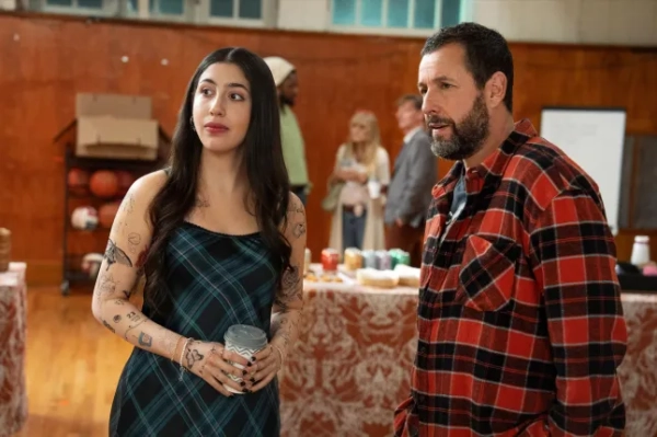 Мерчандайзинг заборонено. Тільки для редакційного використання. Використання обкладинки книги заборонено. Обов'язкове посилання: Фото Netflix/Everett/Shutterstock (15437393h) Щасливий Гілмор 2, зліва направо: Седі Сендлер, Адам Сендлер, 2025. Фото: Скотт Ямано / ? Netflix / Надано колекцією Еверетта Щасливий Гілмор 2 - 2025