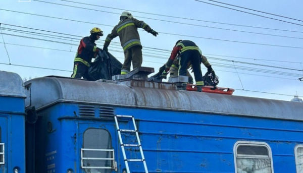 У Києві підліток загинув від удару струмом на даху поїзда, ще двоє дістали опіки