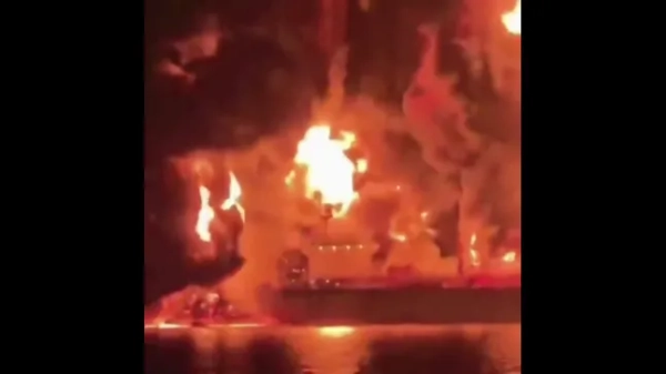 Це відео, взяте з зображень UGC, опублікованих у соціальних мережах 12 березня 2026 року, показує два нафтові танкери, що горять біля узбережжя Іраку. Внаслідок нападу на два нафтові танкери поблизу Іраку загинув щонайменше один член екіпажу, громадянин Індії, на тлі того, як Іран розпочав кампанію, спрямовану на порушення роботи світових енергетичних ринків у відповідь на удари США та Ізраїлю. (Фото з різних джерел / AFP via Getty Images) / ОБМЕЖЕНО ДЛЯ РЕДАКЦІЙНОГО ВИКОРИСТАННЯ - ОБОВ'ЯЗКОВЕ ЗАСТОСУВАННЯ AFP - ДЖЕРЕЛО: UGC / НЕВІДОМО - РОЗПОВСЮДЖУЄТЬСЯ ЯК ПОСЛУГА КЛІЄНТАМ - ПЕРЕПРОДАЖ ЗАБОРОНЕНО