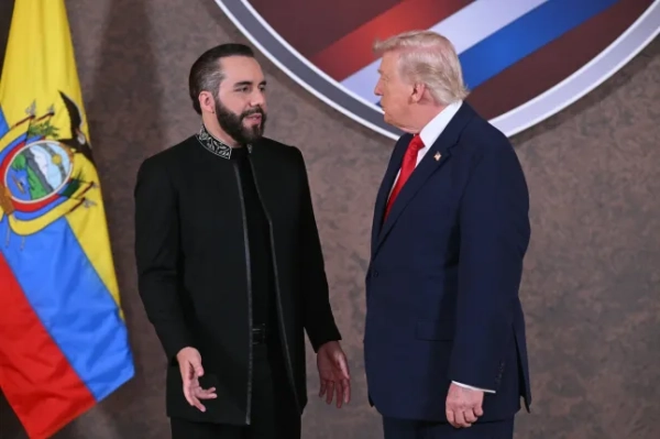 Президент США Дональд Трамп та президент Сальвадору Найїб Букеле (ліворуч) позують для фотографії на початку саміту «Щит Америки» в Trump National Doral у Маямі, Флорида, 7 березня 2026 року. Президент Трамп приймає десяток лідерів правого спрямування з Латинської Америки та Карибського басейну для обговорення проблем, з якими стикається регіон, від організованої злочинності до нелегальної імміграції. Саміт також має на меті служити Вашингтону, посилюючи інтереси США в регіоні та стримуючи інтереси іноземних держав, таких як Китай. (Фото SAUL LOEB / AFP via Getty Images)