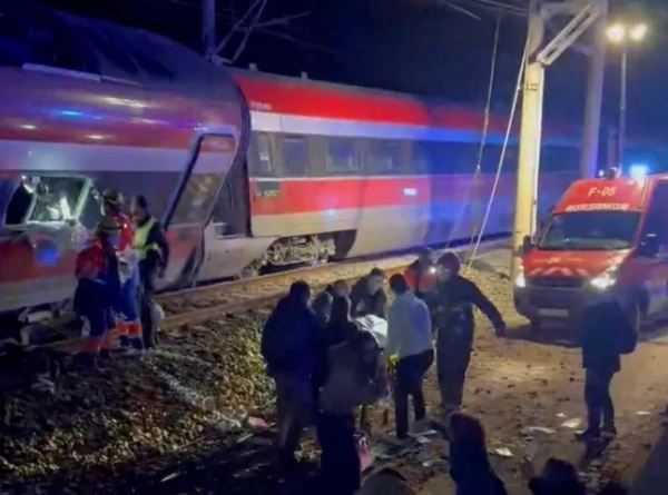 У неділю на півдні Іспанії швидкісний поїзд зійшов з рейок, вискочивши на колії в протилежному напрямку та зіткнувшись із зустрічним поїздом, повідомив іспанський залізничний оператор Adif. Служби екстреної допомоги повідомили, що внаслідок зіткнення п'ятеро людей загинули та 25 отримали серйозні травми. За даними Adif, вечірній поїзд між Малагою та Мадридом зійшов з рейок та зіткнувся з поїздом, що прямував з Мадрида до Уельви, ще одного міста на півдні Іспанії. Служби екстреної допомоги в Андалусії, провінції, де сталася аварія, повідомили про п'ятьох смертей та 25 осіб, які отримали важкі травми.