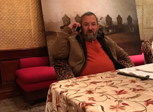 Чи керував Джеффрі Епштейн «імперією КДБ-медової пастки» від імені Путіна? 7 Це недатоване фото, опубліковане демократами в Комітеті з нагляду Палати представників, зображує колишнього прем'єр-міністра Ізраїлю Ехуда Барака. (Комітет з нагляду Палати представників через AP)