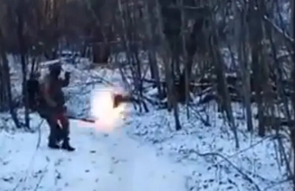 Північнокорейський солдат, який воює за Путіна в Україні, насолоджується прогулянкою по снігу, поки його сани не підірвались на міні.