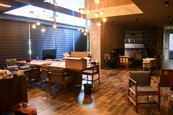 Особисті речі в будинку, де лідер мексиканського наркокартелю Немесіо Осегера, більш відомий як «Ель Менчо», провів свої останні години, перш ніж був поранений під час військового рейду та згодом помер під час транспортування на гелікоптері, поблизу Тапальпи, Мексика, 24 лютого 2026 року. REUTERS/Liberto Urena