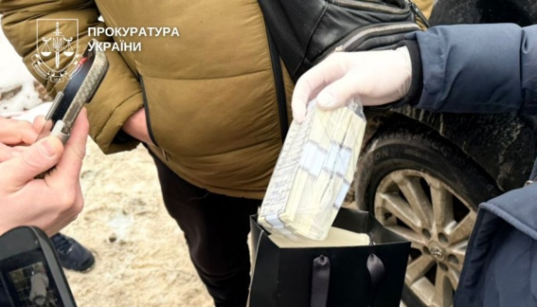Продавали за півціни: у Києві викрили схему збуту аільшивих доларів