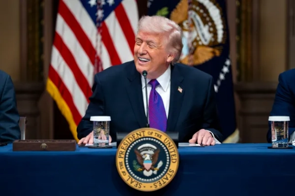 epa12795587 Президент Дональд Трамп виступає під час круглого столу, присвяченого Зобов'язанню щодо захисту платників податків, у кімнаті договорів для індіанців у будівлі виконавчого офісу Ейзенхауера поблизу Білого дому у Вашингтоні, округ Колумбія, у середу, 4 березня 2026 року. Технологічні компанії, які підпишуть зобов'язання, зобов'яжуться забезпечити, щоб інфраструктура штучного інтелекту не збільшувала рахунки за комунальні послуги для домогосподарств та малого бізнесу. EPA/BONNIE CASH / POOL