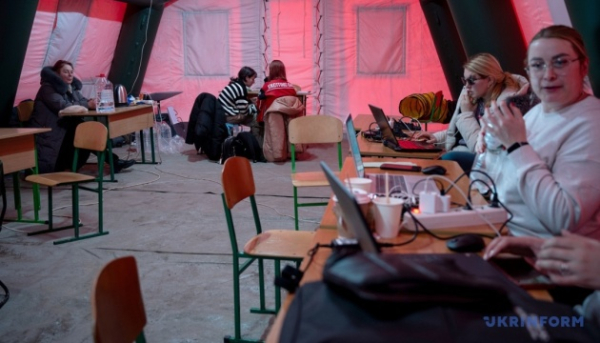 ДСНС попереджає про обмежений ресурс у пунктах незламності, пріоритет - заряджання телефонів та павербанків