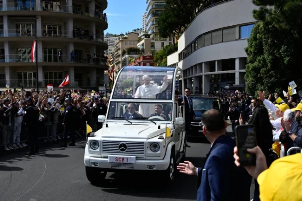 Папа Лев XIV прибуває на зустріч з молоддю та катехуменами до церкви Святої Девоти в Монте-Карло, Монако, 28 березня 2026 року. Папа Лев XIV вирушає до середземноморського князівства Монако на Французькій Рив'єрі, яке понтифік несподівано обрав для своєї першої поїздки до Західної Європи під час свого папства. Папа, що народився в США, колишній місіонер, який критикував заможну еліту, прилетить гелікоптером на день до другої за величиною держави світу, найвідомішої своїми казино, розкішними яхтами та ресторанами, відзначеними зірками Мішлен. (Фото Фредеріка Дідеса / AFP via Getty Images)