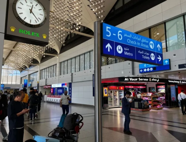 Обов'язкове джерело: Фото Xinhua/Shutterstock (16734514g) Це фото, зроблене 7 березня 2026 року, показує внутрішній вигляд Міжнародного аеропорту Дубая в Дубаї, Об'єднані Арабські Емірати (ОАЕ). Дубайський перевізник Emirates повідомив у суботу, що відновив виконання рейсів у Міжнародному аеропорту Дубая після тимчасового призупинення раніше того ж дня через проблеми безпеки. ОАЕ Операції аеропорту Дубая - 07 березня 2026 року