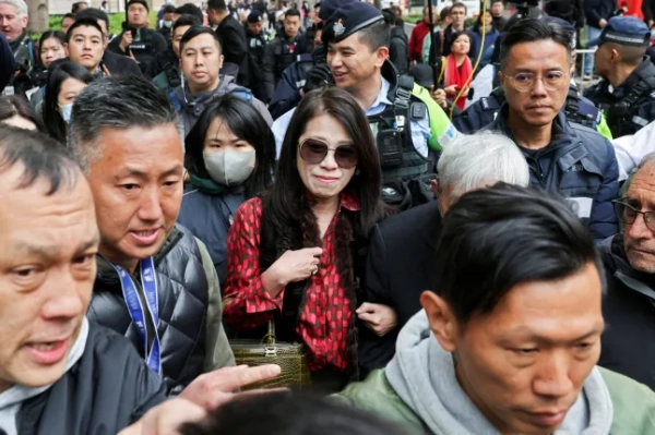 Тереза Лай, дружина Джиммі Лая, залишає будівлю магістратського суду Західного Коулуна після того, як Джиммі Лая, засновника нині неіснуючої продемократичної газети Apple Daily, було засуджено до 20 років ув'язнення за трьома звинуваченнями, включаючи два пункти звинувачення у змові з іноземними силами та одне звинувачення у публікації підбурювальних матеріалів у Гонконзі, Китай, 9 лютого 2026 року. REUTERS/Tyrone Siu TPX IMAGES OF THE DAY