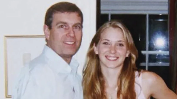 (ФАЙЛИ) Недатоване фото з роздаткового матеріалу, зроблене в нерозголошеному місці та опубліковане 9 серпня 2021 року Окружним судом США для Південного округу Нью-Йорка, показує (зліва направо) принца Ендрю, Вірджинію Джуффре та Гіслен Максвелл, які позують для фото. Король Чарльз позбавить свого молодшого брата Ендрю королівських титулів та права на довгострокове проживання у маєтку Віндзор, повідомив палац 30 жовтня 2025 року, що є черговим наслідком скандалу, що спіткав королівську особу через справу Джеффрі Епштейна. «Принц Ендрю тепер буде відомий як Ендрю Маунтбеттен Віндзор», – повідомив палац, додавши, що Чарльз розпочав офіційний процес позбавлення титулів свого брата. (Фото Handout / Окружний суд США - Південний округ Нью-Йорка (SDNY) / AFP) (Фото HANDOUT/Окружний суд США - Південний округ Нью-Йорка (SDNY)/AFP через Getty Images)