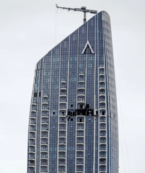 epa12814073 Вигляд пошкодженої частини вежі Dubai Creek Harbour Tower після того, як її збив іранський безпілотник у Дубаї, Об'єднані Арабські Емірати, 12 березня 2026 року. EPA/STRINGER