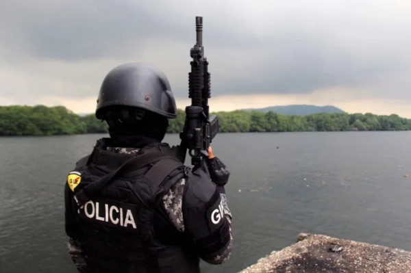 Елітні співробітники еквадорської поліції проводять антинаркотичну операцію в районі Батальон-дель-Субурбіо на півдні Гуаякіля, Еквадор, 23 січня 2026 року. (Фото Герардо МЕНОСКАЛ / AFP via Getty Images)