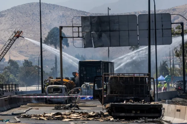 Цистерна вибухнула величезною вогняною кулею на шосе, внаслідок чого четверо людей загинули, ще 17 постраждали 5 Широкий план згорілих автомобілів на автостраді після вибуху
