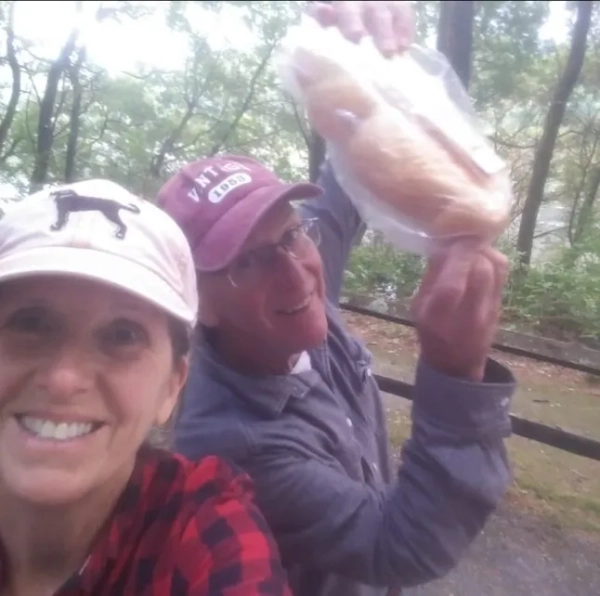 Кіт та Джеррі Буше та їхній собака https://www.facebook.com/kit.boucher