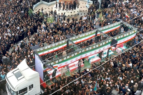 Обов'язкове джерело: Фото Xinhua/Shutterstock (16722468a) Громадяни зібралися на масову похоронну церемонію за учнями та співробітниками, які загинули внаслідок нападу США та Ізраїлю на школу в Мінабі, південна провінція Ірану Хормозган, 3 березня 2026 року. Школа була розбомблена внаслідок ізраїльських та американських ударів у суботу, в результаті чого щонайменше 165 людей загинули та 95 отримали поранення. Масова похоронна церемонія школи Мінаб в Ірані - 4 березня 2026 року