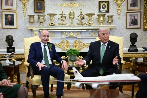 Президент США Дональд Трамп виступає під час двосторонньої зустрічі з прем'єр-міністром Ірландії Майклом Мартіном в Овальному кабінеті Білого дому у Вашингтоні, округ Колумбія, 17 березня 2026 року. Прем'єр-міністр Ірландії прибув до Сполучених Штатів 13 березня з щорічною поїздкою до Дня святого Патріка під тиском, щоб вести жорстку переговори з президентом США Дональдом Трампом на тлі війни в Ірані. (Фото Джима ВОТСОН / AFP via Getty Images)