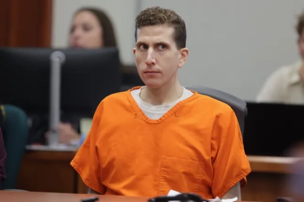 epa12257040 Браян Кохбергер з'являється в будівлі суду округу Ада під час слухання справи про винесення вироку в Бойсе, штат Айдахо, США, 23 липня 2025 року. Кохбергера було засуджено до чотирьох послідовних довічних ув'язнень за смертельні поранення чотирьох студентів Університету Айдахо у 2022 році. EPA/KYLE GREEN / POOL