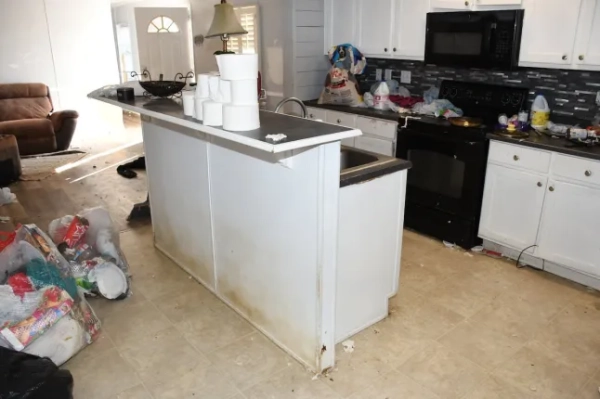 Мати та вітчим зіткнулися звинуваченнями у жорстокому поводженні з дітьми після того, як чиновники заявили, що вони переїхали до Флориди, залишивши свою 14-річну доньку в Алабамі майже рік жити самій. За даними офісу шерифа округу Мобіл, підліток залишився жити сам із сімома собаками в мобільному будинку, покритому сечею, фекаліями, тарганами та сміттям. За словами чиновників, одну з собак знайшли мертвою в шафі. Батьків звинувачують у переїзді за годину їзди до Пенсаколи, штат Флорида, зі свого будинку в окрузі Мобіл у лютому минулого року. Розслідування розпочалося в неділю, коли співробітники магазину Dollar General викликали поліцію, оскільки побачили, як дівчинка спотикається дорогою перед магазином. За словами помічників шерифа, дівчинка відчувала запаморочення та біль у шлунку. Її доставили до лікарні для надання допомоги, де її опитали детективи. Під час допиту дівчинка сказала, що живе сама зі своїми собаками в мобільному будинку приблизно з лютого минулого року – приблизно на свій 14-й день народження, повідомляє офіс шерифа. За словами офіційних осіб, дівчинка розповіла їм, що її мати, Маршель Лінн Пертілла, та вітчим, Юджин Медрано, переїхали до Пенсаколи, і що востаннє вона бачила їх 31 жовтня. Дитина розповіла владі, що спілкування з батьками відбувалося переважно через Snapchat, а мати надсилала їжу через DoorDash або Walmart. У понеділок офіс шерифа та служба контролю за тваринами Prichard Animal виконали ордер на обшук у будинку, де жила дівчинка. Посадовці повідомили, що внутрішня частина причепа була вкрита сечею, фекаліями, тарганами та сміттям. На території було знайдено сім собак, зокрема одну собаку, яку знайшли мертвою в шафі. Решту собак забрали співробітники служби контролю за тваринами Prichard Animal Control. Детективи також знайшли рукописний лист від дівчинки під назвою «Скільки разів мама каже мені, що не може мене забрати!?». Повідомляється, що в листі було 87 позначок. Детективи знайшли батьків та допитали їх. В офісі шерифа повідомили, що коли Пертіллу запитали, чому її доньку залишили саму, вона заявила, що це тому, що дівчинка не хотіла залишати своїх тварин-помічників. Незрозуміло, чи були серед знайдених у будинку собаки-помічники. Матері та вітчиму висунули звинувачення у жорстокому поводженні з дітьми та тваринами. Їх доставили до в'язниці округу Мобіл.