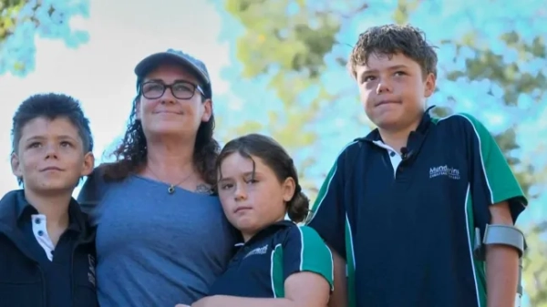 На цьому зображенні з відео зображено Остіна Аппельбі (праворуч), який позує зі своєю родиною в Квіндалупі, Західна Австралія, у вівторок, 3 лютого 2026 року. (AuBC через AP)