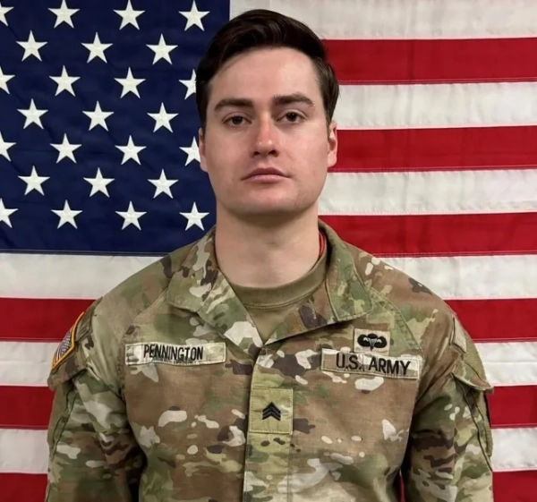 Іранський удар поранив 12 американських солдатів, Ємен розпочав атаку та приєднався до війни 7 26-річний сержант армії США Бенджамін Н. Пеннінгтон з Глендейла, штат Кентуккі, позує на недатованій фотографії. Пеннінгтон помер 8 березня 2026 року від поранень, отриманих під час того, що армія називає ворожим нападом 1 березня 2026 року на авіабазі Принца Султана, Саудівська Аравія. Армія США/роздатковий матеріал через REUTERS. ЦЕ ЗОБРАЖЕННЯ НАДАНО ТРЕТІЄЮ СТОРОНОЮ.
