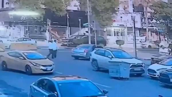 На відео видно момент викрадення американської журналістки Шеллі Кіттлсон у Багдаді. https://x.com/FaytuksNetwork/status/2039028314963103803