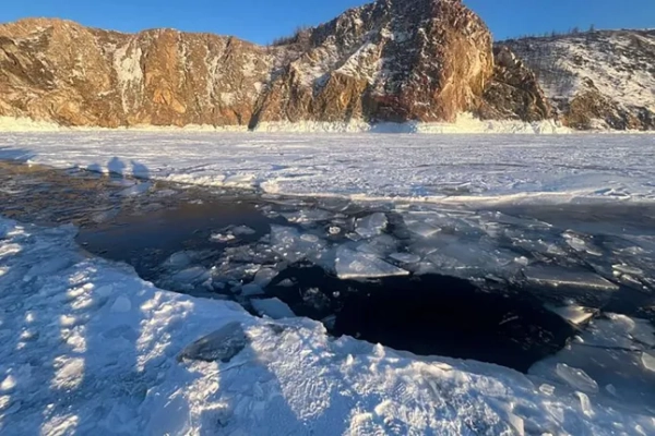 Семеро китайських туристів та водій загинули, коли туристичний фургон пробив лід на озері Байкал. На фото видно 60-футовий розлом у льоду, де затонув автомобіль.