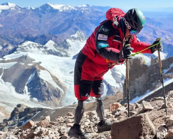 Неймовірна подорож подвійного ампутанта до сходження на найвищі вершини кожного континенту 17 Харі піднімається на скелясту гору на протезах ніг
