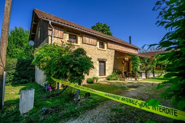 Обов'язкове посилання: Фото ANL/Shutterstock (15540810e) Для ознайомлення з матеріалами - Репортаж з місця вбивства, будинок Карен та Алана Картерів у Тремола. - Вбивство 65-річної Карен Картер, яку знайшли мертвою на її території в селі Трмола, на схід від Бордо, Франція. Вбивство в Дордоні - 9 травня 2025 року