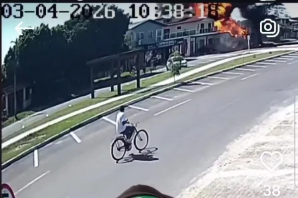 Знімок екрана з відео, що показує момент, коли план потрапляє до ресторану в Бразилії.