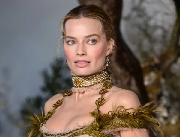 Таємні значення костюмів Марго Роббі з фільму "Грозовий перевал", зокрема сукні, зробленої з її волосся 9