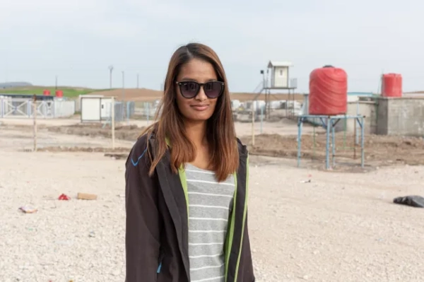 ТАБІР РОДЖ, ПІВНІЧНИЙ СХІД СИРІЇ – 14 БЕРЕЗНЯ: Британка Шаміма Бегум з Бетнал-Грін у Лондоні, яка приєдналася до Ісламської держави в Сирії у віці 15 років у 2015 році, сфотографована в таборі Родж, де вона зараз похована разом з іншими жінками, які були членами Ісламської держави, 14 березня 2021 року в таборі Родж, Сирія. (Фото Сем Тарлінг/Getty Images)