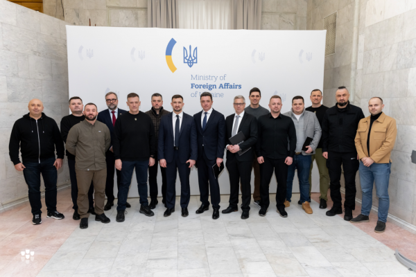 Укладено партнерські угоди між чотирма вітчизняними оборонними компаніями та іноземними виробниками зброї на суму 800 мільйонів євро. 7