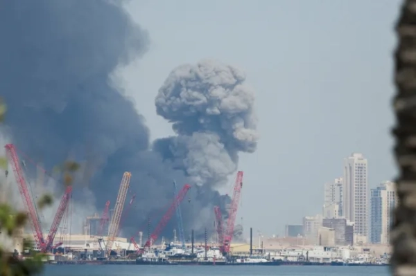 Дим піднімається в небо після вибухів, які було чути в Манамі, Бахрейн, 28 лютого 2026 року.